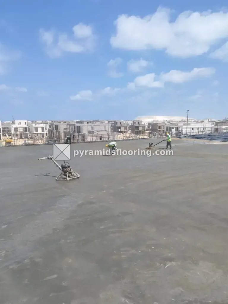 بلاطة خرسانية واسعة أثناء التنعيم بعدة ماكينات هليكوبتر