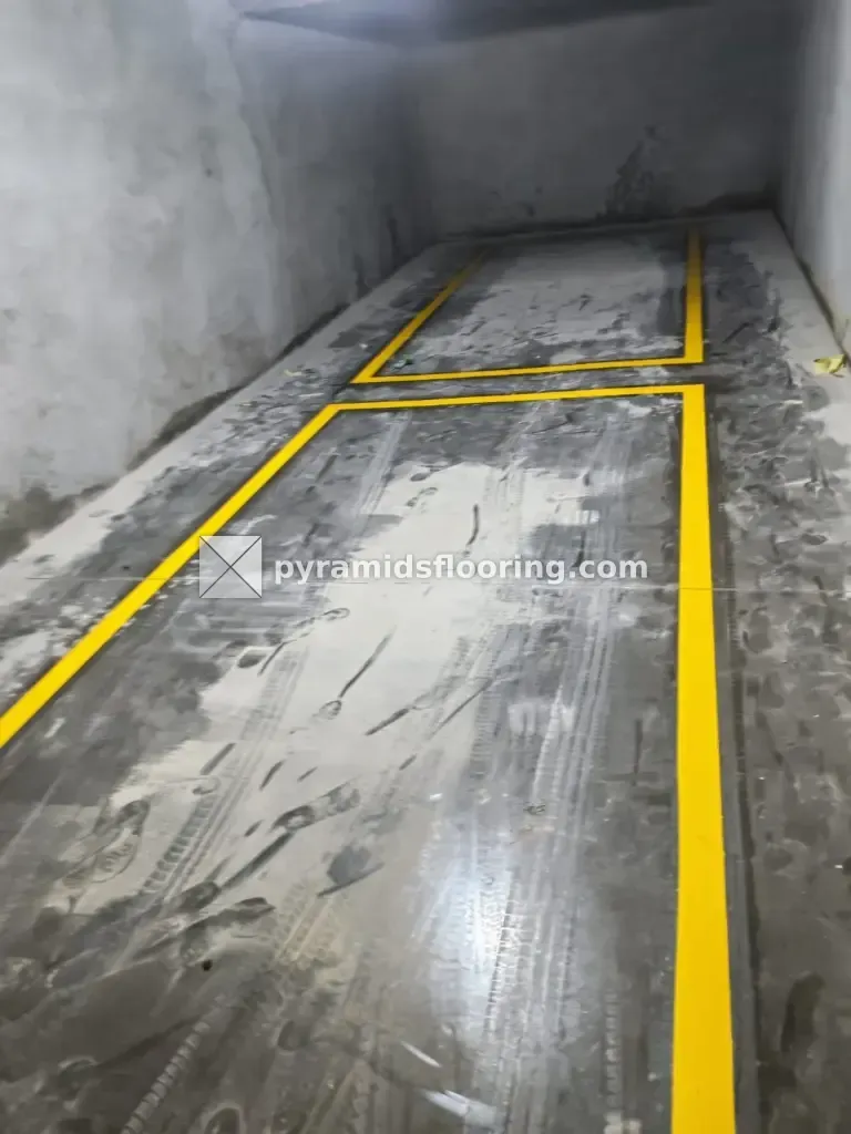 خطوط تخطيط صفراء لممر وموقف في جراج بدروم