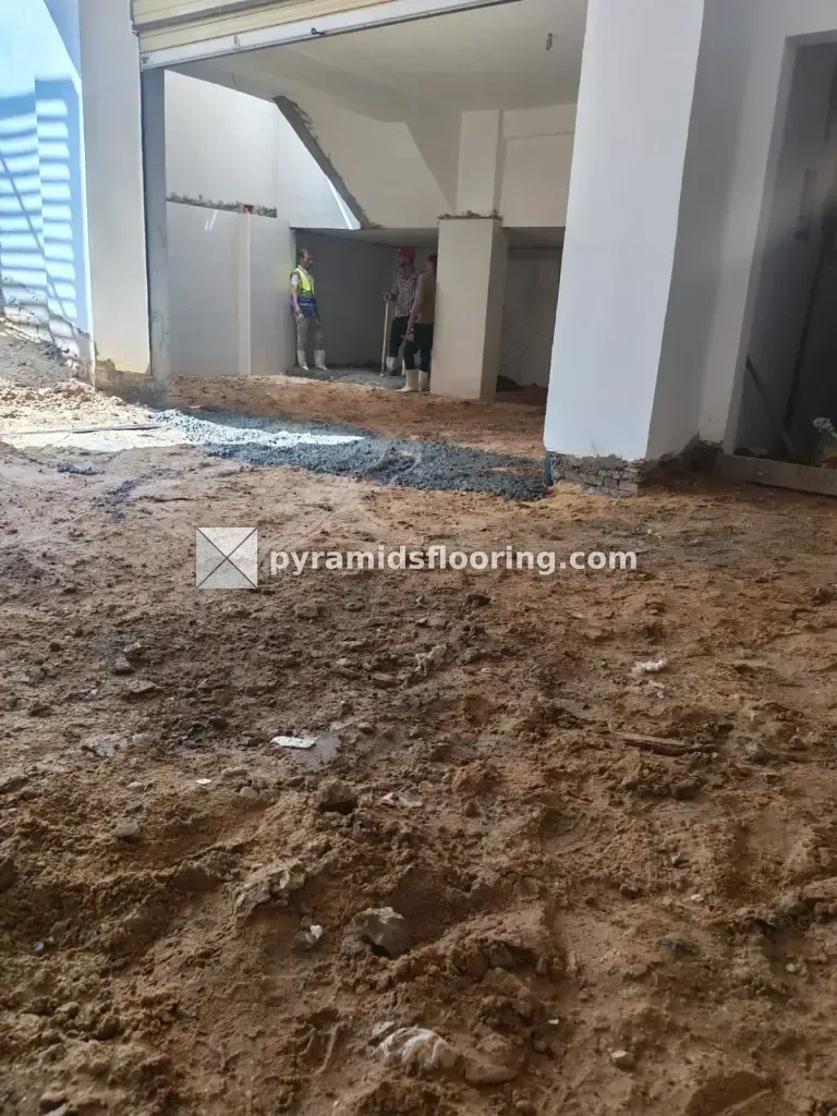 التربة المدموكة داخل المبنى قبل صب الأرضية