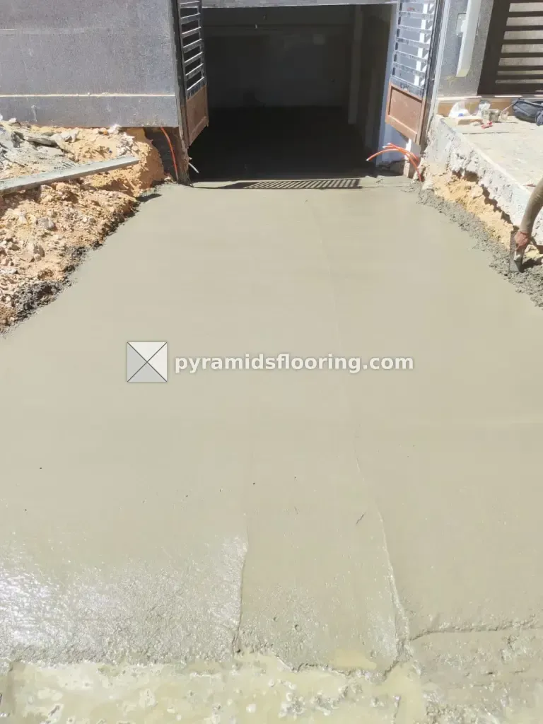 خرسانة طازجة مفرودة في ممر مدخل قبل الطباعة