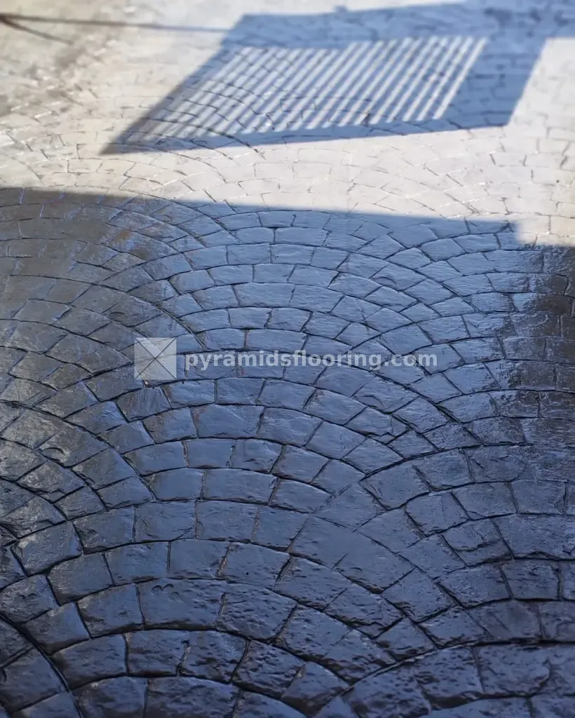 خرسانة مطبوعة بنقشة المروحة لامعة بعد طبقة السيلر وظل بوابة حديد عليها