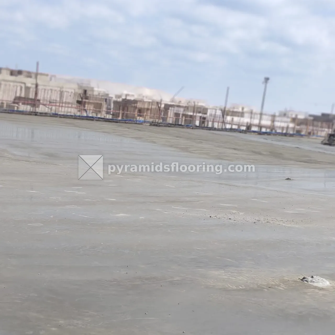 سطح بلاطة خرسانية لامع بعد التشطيب بالهليكوبتر