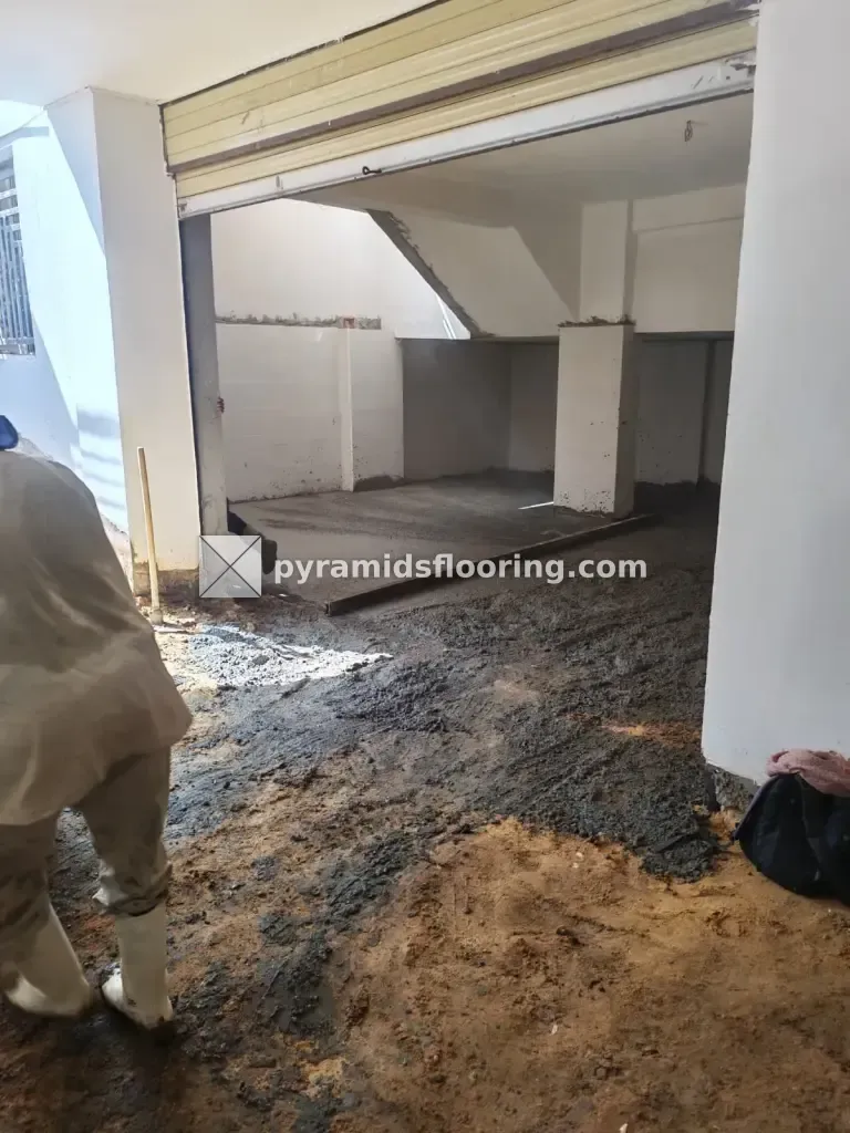 صب خرسانة أرضية على التربة المدموكة داخل مبنى