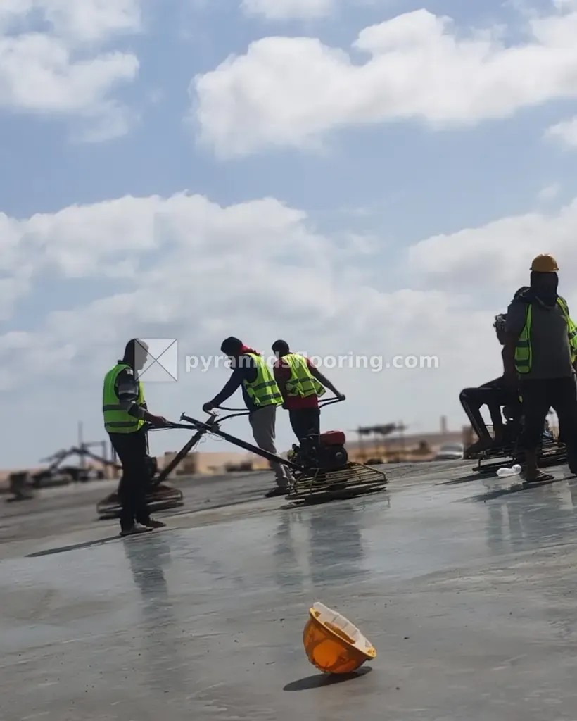 فريق تشغيل الهليكوبتر بالسترات العاكسة على البلاطة